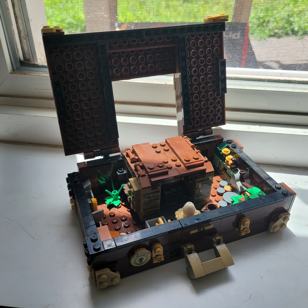 Retired LEGO - Newt's Case of Magical Creatures